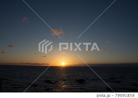 水平線に沈む夕陽 水平線に沈む夕陽 79091858