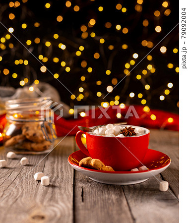 Hot chocolate with marshmallow in red cup on wooden table 79092004