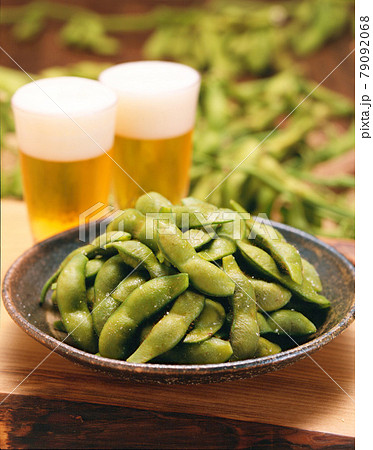 黒枝豆とジョッキのビール 79092068