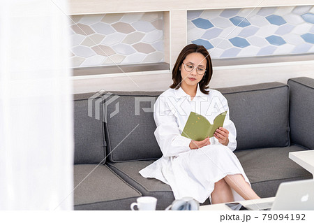 ワーケーション　気分転換　読書 79094192