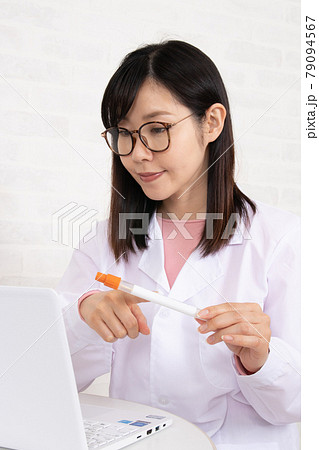サンプルを分析する白衣の理系女子(助手、看護師、研究者) サンプルを分析する白衣の理系女子(助手、看護師、研究者) 79094567