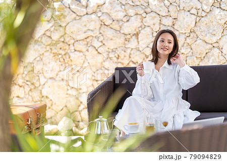 ワーケーション　ビジネスウーマン　コーヒーブレイク 79094829