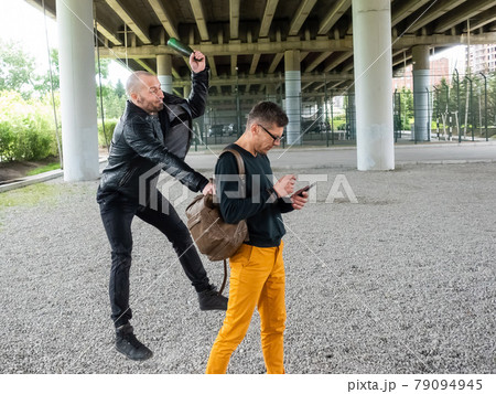 The thug breaks the bottle on the man's head and steals the backpack. Attack with the purpose of theft 79094945