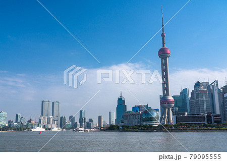 《上海》上海の摩天楼・朝の外灘の眺め 79095555