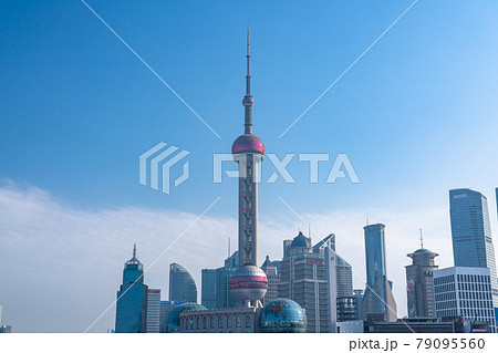 《上海》上海の摩天楼・朝の外灘の眺め 79095560