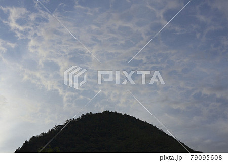 6月中旬早朝の岐阜市内東南の空と山の端 79095608