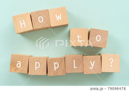 申請方法、申込方法｜「How to apply?」と書かれた積み木 79096478