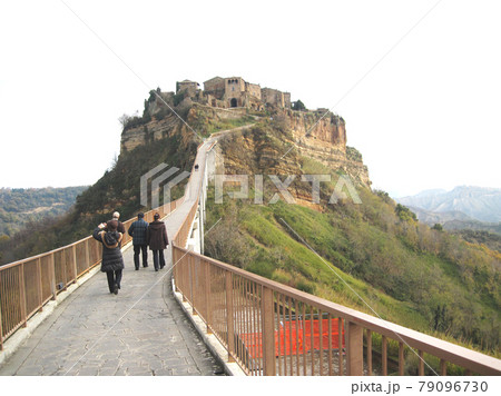 チビタ村に続く橋 Civita 79096730