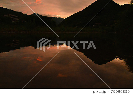 夕焼　水鏡 79096839