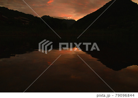 夕焼　水鏡 79096844