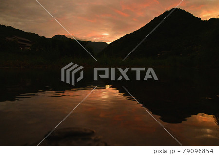 夕焼 水鏡 夕焼 水鏡 79096854