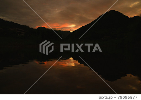 夕焼 水鏡 夕焼 水鏡 79096877