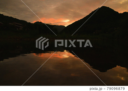 夕焼　水鏡 79096879