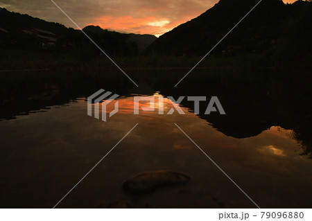 夕焼　水鏡 79096880