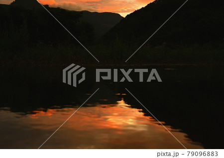 夕焼　水鏡 79096883