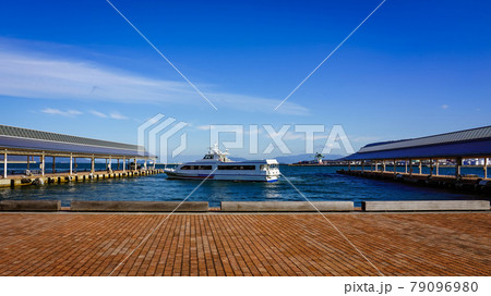 朝の瀬戸内海、高松港の浮桟橋(離島航路) 朝の瀬戸内海、高松港の浮桟橋(離島航路) 79096980