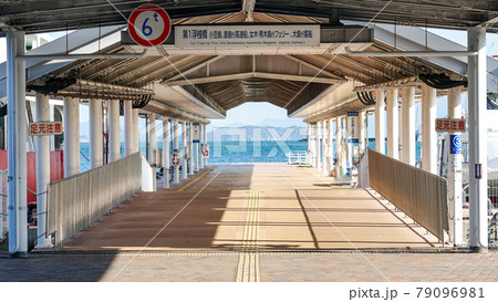 朝の瀬戸内海、高松港の浮桟橋（離島航路） 79096981