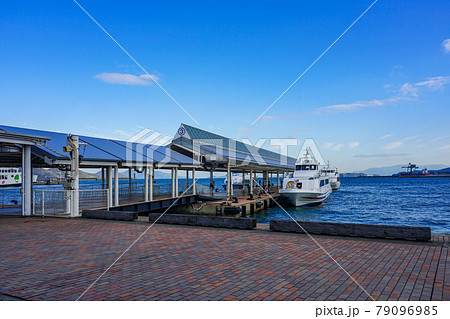 朝の瀬戸内海、高松港の浮桟橋(離島航路) 朝の瀬戸内海、高松港の浮桟橋(離島航路) 79096985
