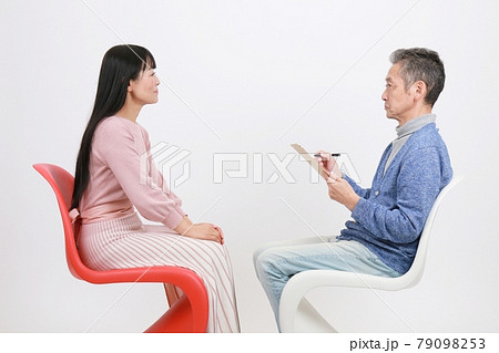 面接、カウンセリングする中年男女 79098253