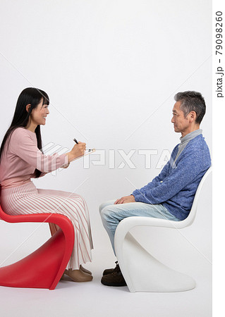 面接、カウンセリングする中年男女 面接、カウンセリングする中年男女 79098260
