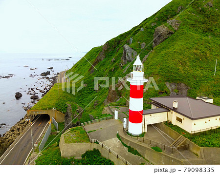 初夏の北海道松前町で白神岬灯台の風景を空撮 79098335