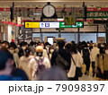 高崎駅中央通路をわざとピンぼけさせて望遠で撮影 79098397
