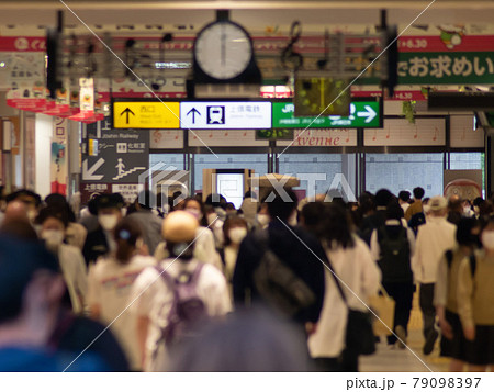 高崎駅中央通路をわざとピンぼけさせて望遠で撮影 79098397