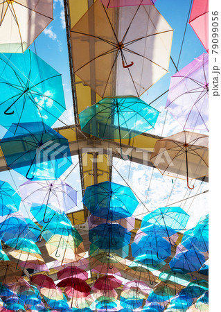 沢山の傘を天井から吊るした明るい梅雨イメージ写真 沢山の傘を天井から吊るした明るい梅雨イメージ写真 79099056