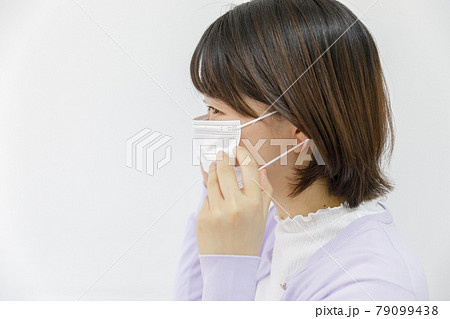 マスクをしている女性 マスクをしている女性 79099438