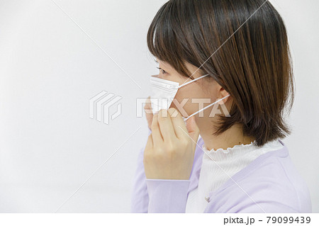 マスクをしている女性 79099439