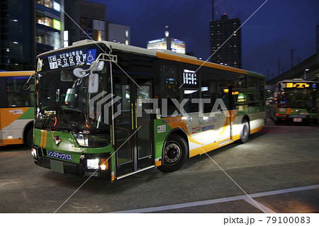 王子駅前を発車する都営バス（千住営業所／三菱エアロスターMP38系） 79100083