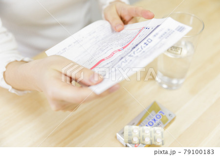 説明書を読む女性 説明書を読む女性 79100183