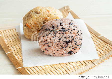 二種類のおにぎり 79100271