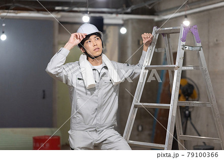 工事現場の若い男性の写真素材