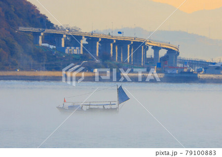 瀬戸内海国立公園筆影山の海霧　広島県三原市須波沖 79100883