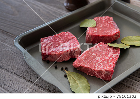国産牛肉クローズアップ テーブルウエア 調理準備イメージ素材 国産牛肉クローズアップ テーブルウエア 調理準備イメージ素材 79101302