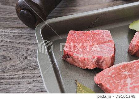 国産牛肉クローズアップ テーブルウエア 調理準備イメージ素材 国産牛肉クローズアップ テーブルウエア 調理準備イメージ素材 79101349