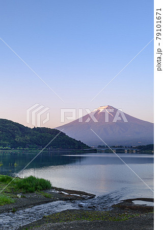 (山梨県)朝焼けの富士山と河口湖 (山梨県)朝焼けの富士山と河口湖 79101671