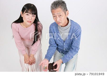 金欠貧困老後家庭(小銭しかない財布)イメージ 金欠貧困老後家庭(小銭しかない財布)イメージ 79101949