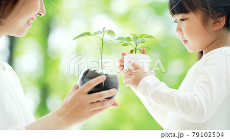 植物を見る親子　環境保護イメージ 79102504