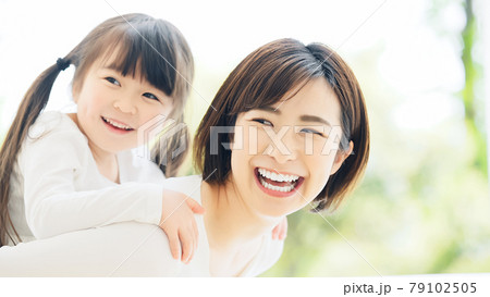 女の子をおんぶする女性　子育て・保育イメージ 79102505