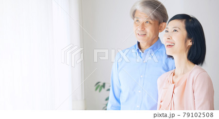 笑顔のシニア夫婦 79102508