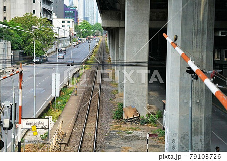 タイ・バンコクにある、タイ国有鉄道(SRT)アソーク駅のホームと線路 タイ・バンコクにある、タイ国有鉄道(SRT)アソーク駅のホームと線路 79103726