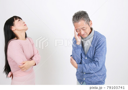 熟年離婚・歳を取ってお互いの溝が深くなった夫婦 79103741