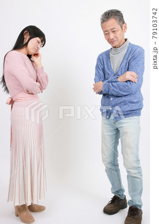 熟年離婚・歳を取ってお互いの溝が深くなった夫婦 79103742