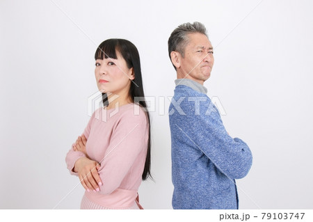 熟年離婚・歳を取ってお互いの溝が深くなった夫婦 79103747