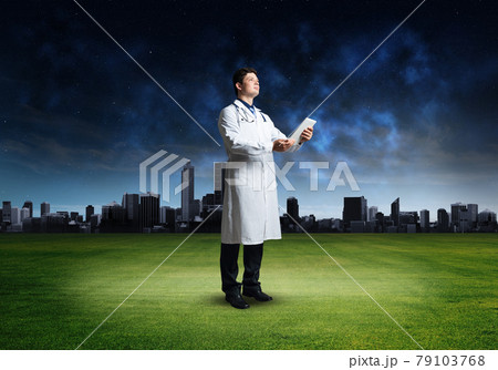Doctor with tablet 79103768