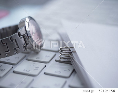 ビジネスイメージ・書類・キーボード・女性 79104156
