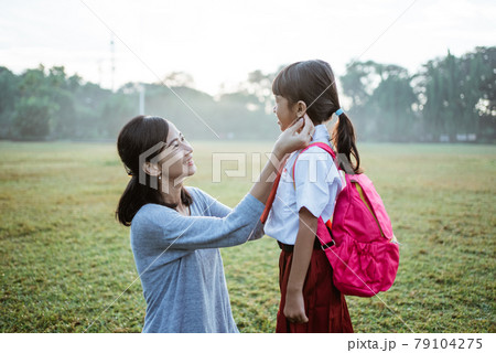 primary school student taken by mother to school in the morning primary school student taken by mother to school in the morning 79104275