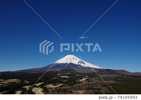 十里木高原展望台から冬晴れの富士山を望む 十里木高原展望台から冬晴れの富士山を望む 79105003